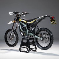 Sur-Ron Ultra Bee L3e (mit Straßenzulassung) Carbon Black Enduroreifen