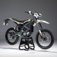 Sur-Ron Ultra Bee L3e (mit Straßenzulassung) Carbon Black Enduroreifen